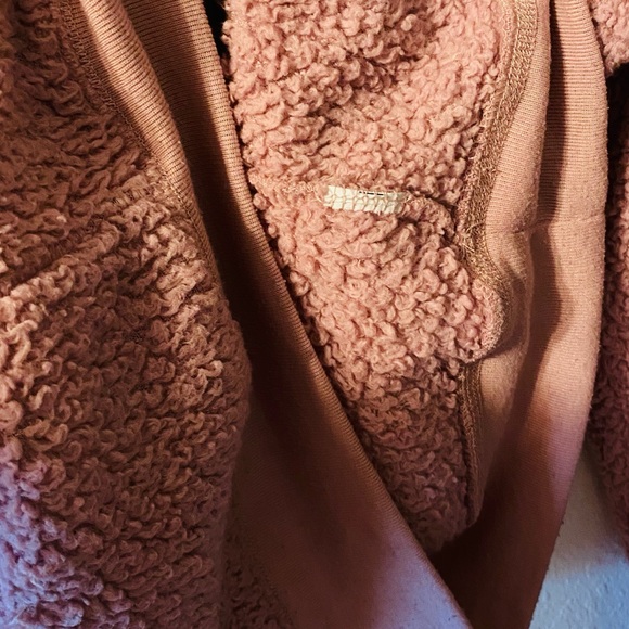 Soft Fuzzy Pink sweater pullover - Picture 4 of 4